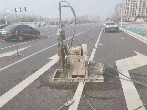 乌审公路路面下沉沉降开裂注浆加固施工